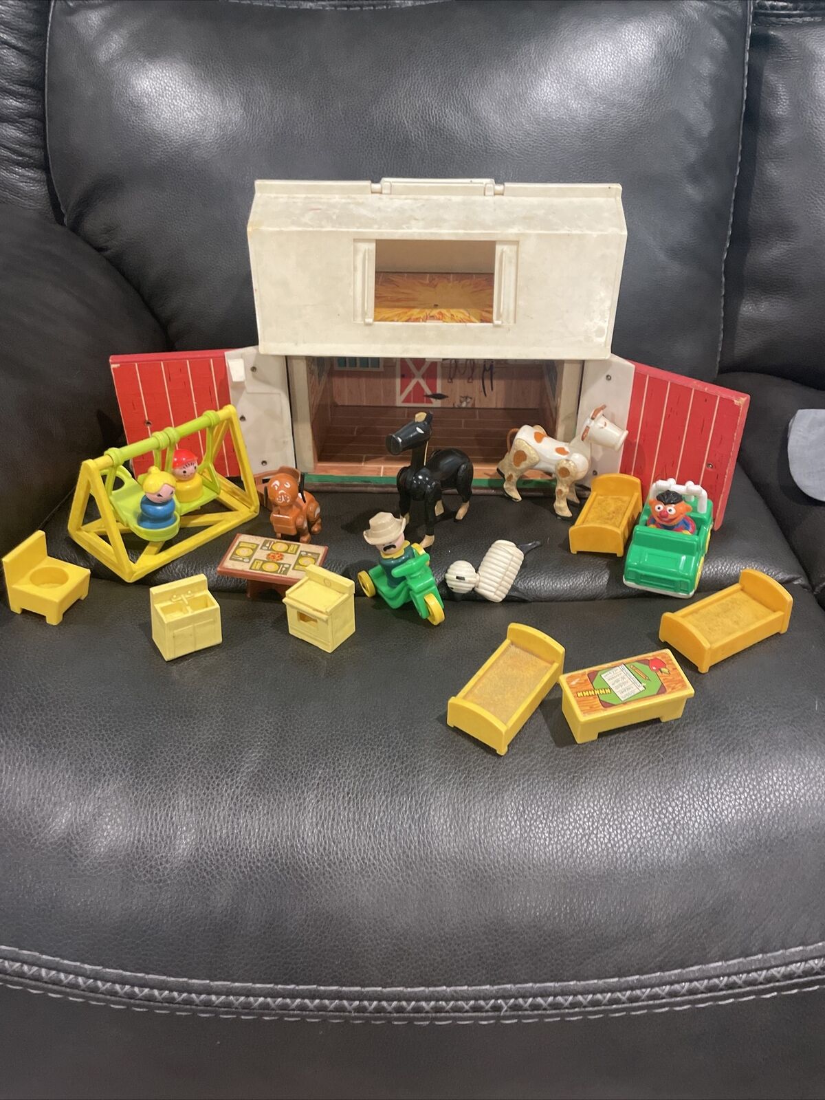 Vintage FISHER PRICE FAMILY PLAY FARM incld Figures