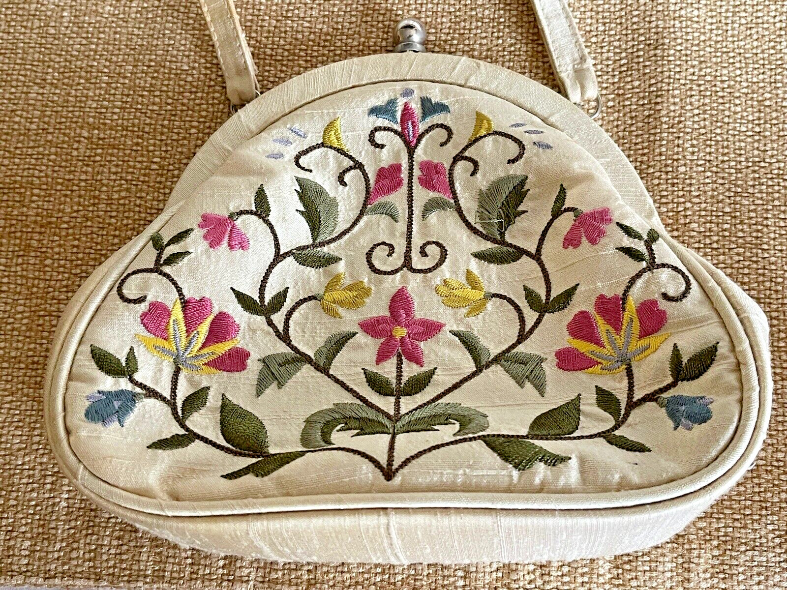 Vintage Talbots Cream Silk Embroidered Frame Clip Purse Flowers Evening handbag