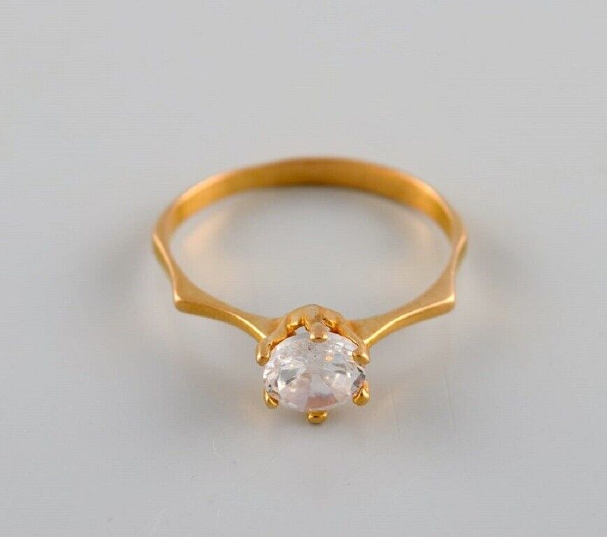 Scandinavian jeweler. Vintage ring in 21 carat gold adorned with brilliant.