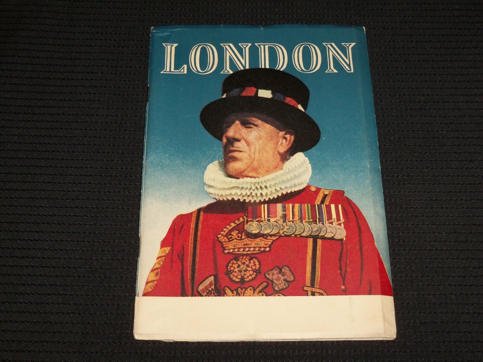1952 LONDON BEAUTIFUL AND INTERESTING SIGHTS SOFTCOVER GUIDE - J 6963