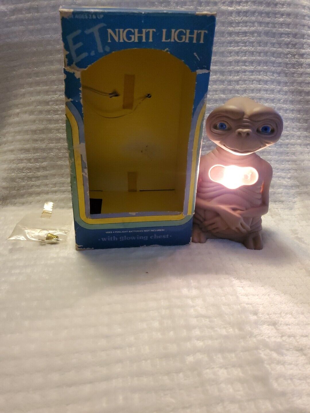 Vintage E.T. Extra Terrestrial Night Light Glowing Chest Vintage ET  1982 READ 