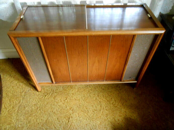 Vintage stereo, with AM/FM Radio & Storage, Floor Model, Walnut wood, Working