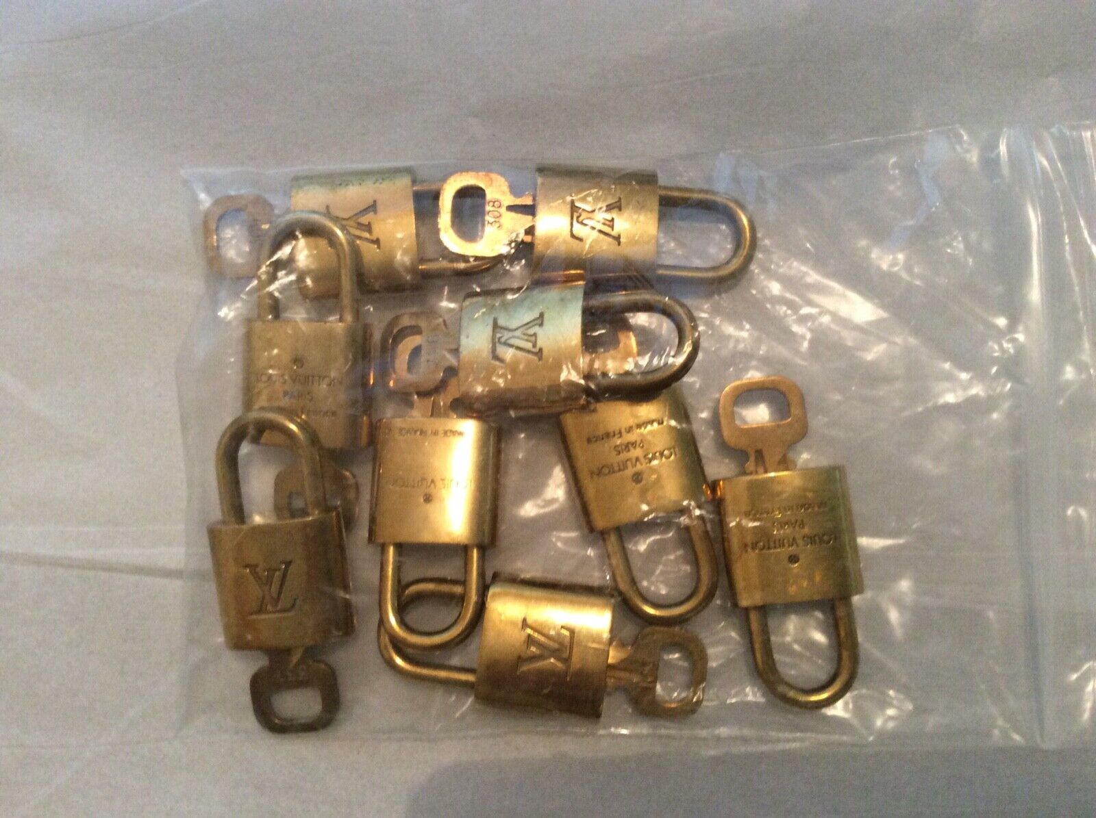 Authentic Louis Vuitton One Lock and one Key Set Padlock Cadena goldtone (1 Set)