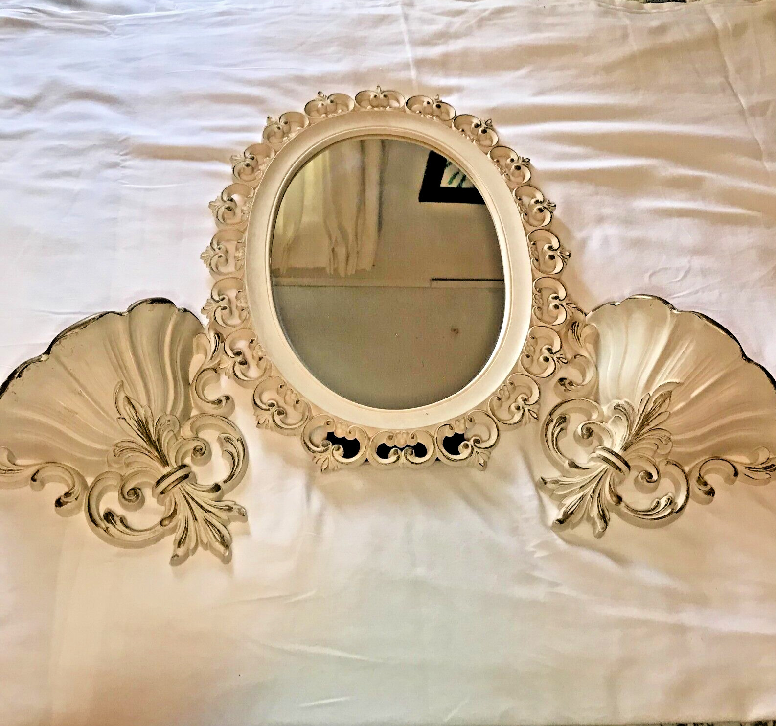 Vintage Syroco Mirror with 2 Wall  Pockets Planters #4446