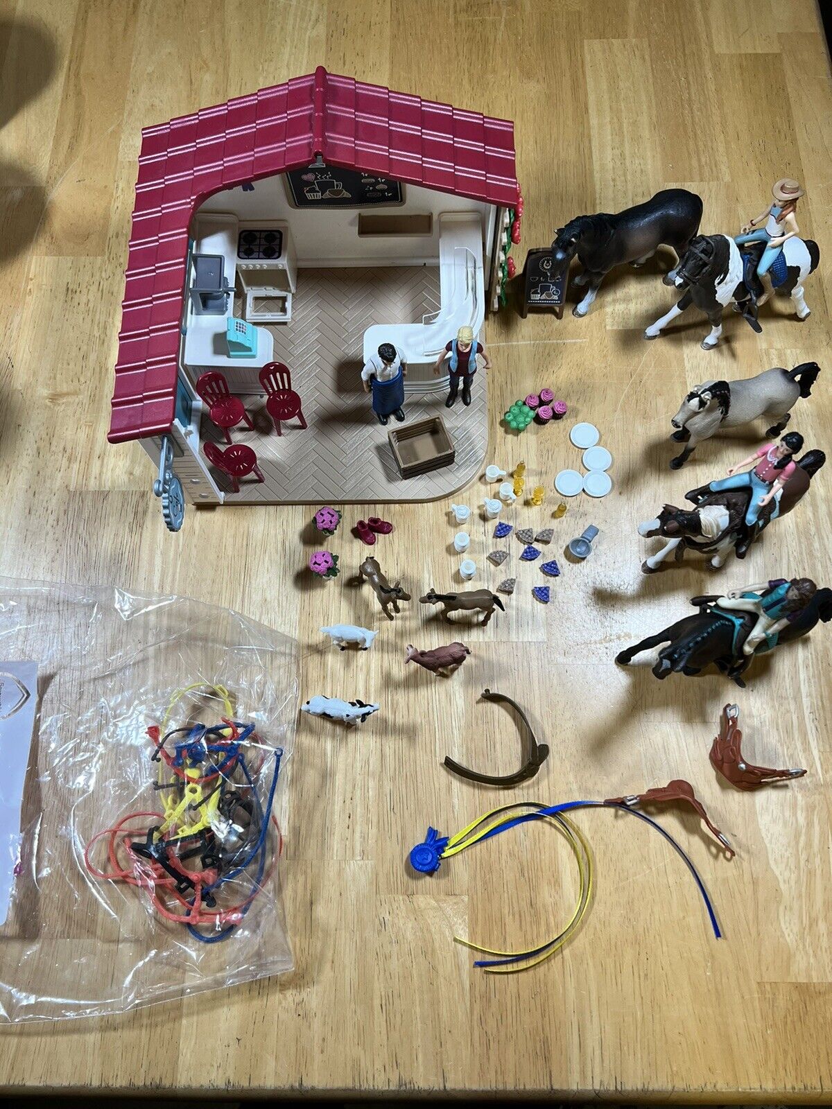 SCHLEICH Lot Café  2 People 3 Riders 5 Horses & Other Accessories