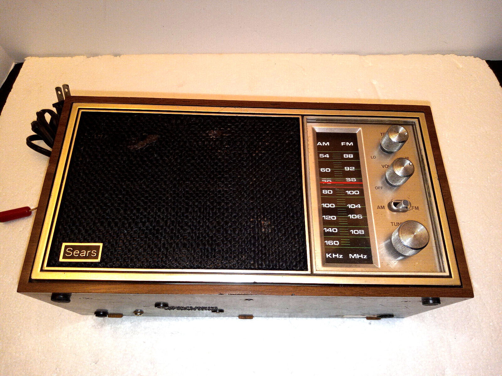 vintage sears table top radio #667 works also has 2 speaker wires extra