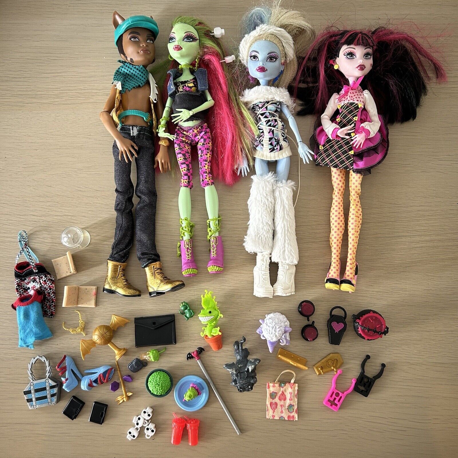 Monster High Doll x 4 And Accessories Venus Mcflytrap Draculaura Abbey Clawd