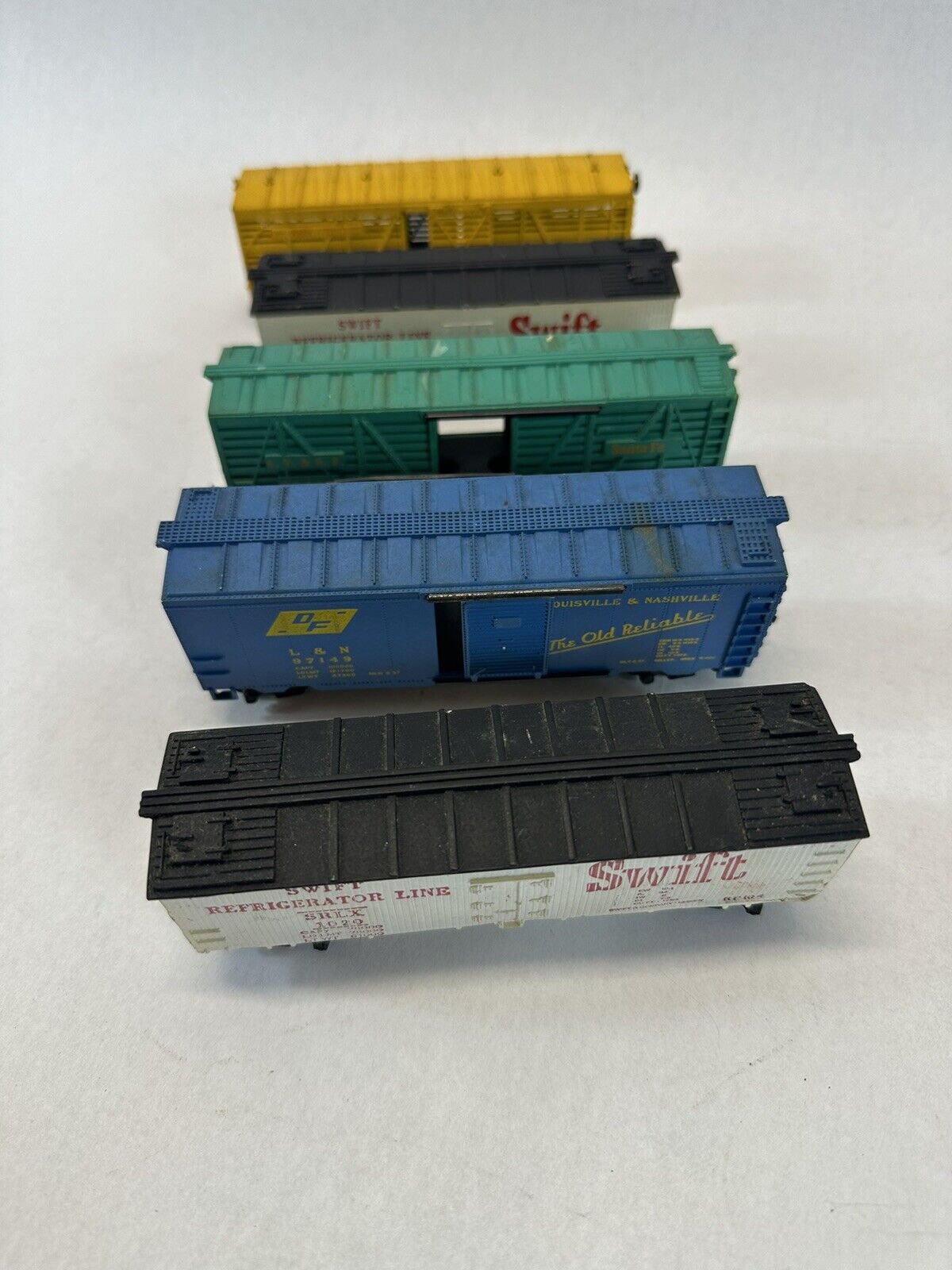 Lionel Set of 5 Freight Cars. These Are All Older Box Cars In Rolling Condition