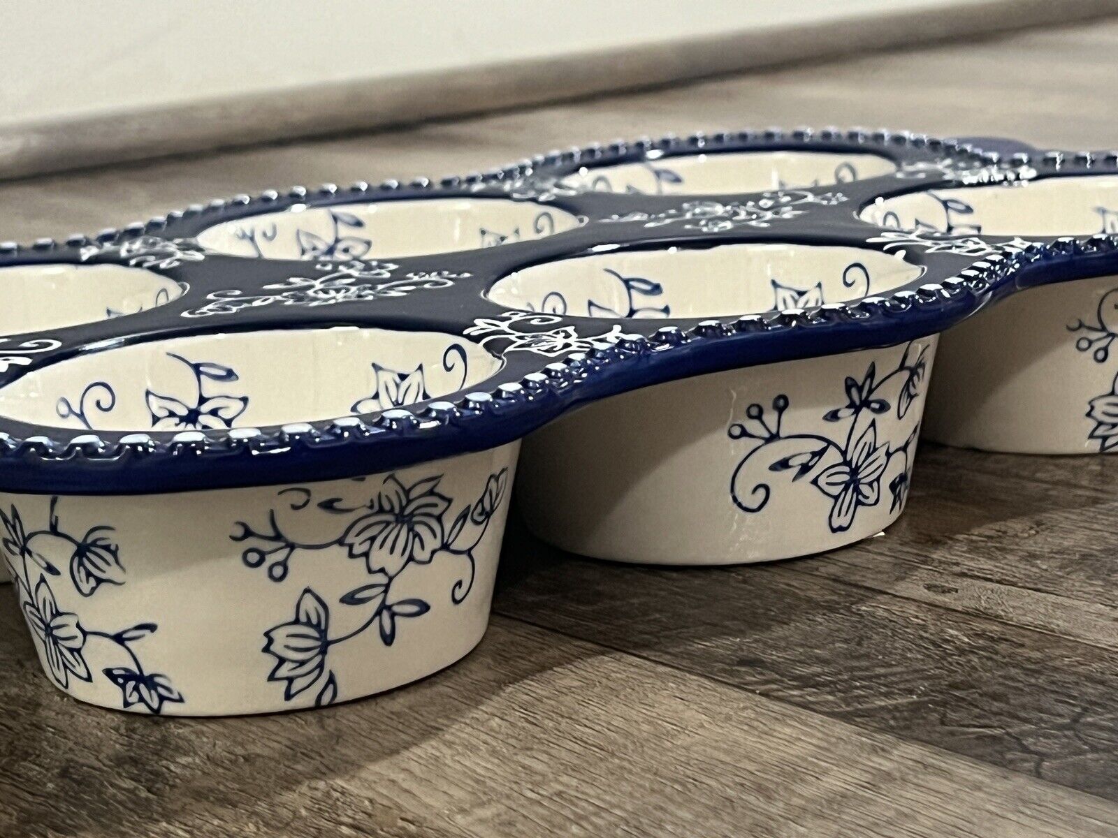 Temptations By Tara  Ceramic Floral Lace  Blue & White 6 Muffin Pan 13\