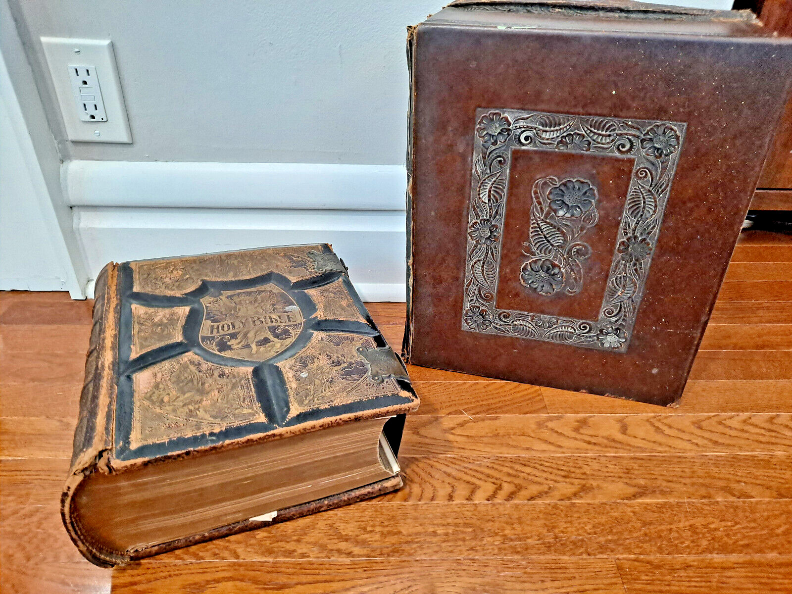 Antique 1895 Pictorial Family Holy Bible English Combination Edition NEED REPAIR