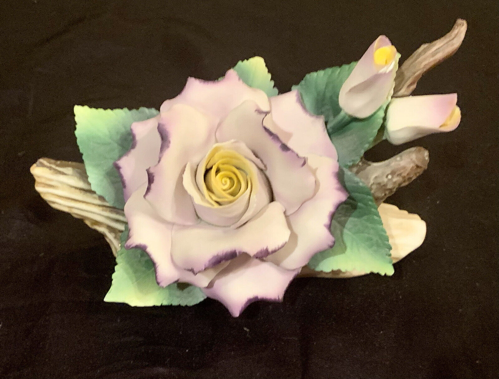 Capodimonte Napoleon, Large Purple Rose & 2 rose buds arranged on a branch