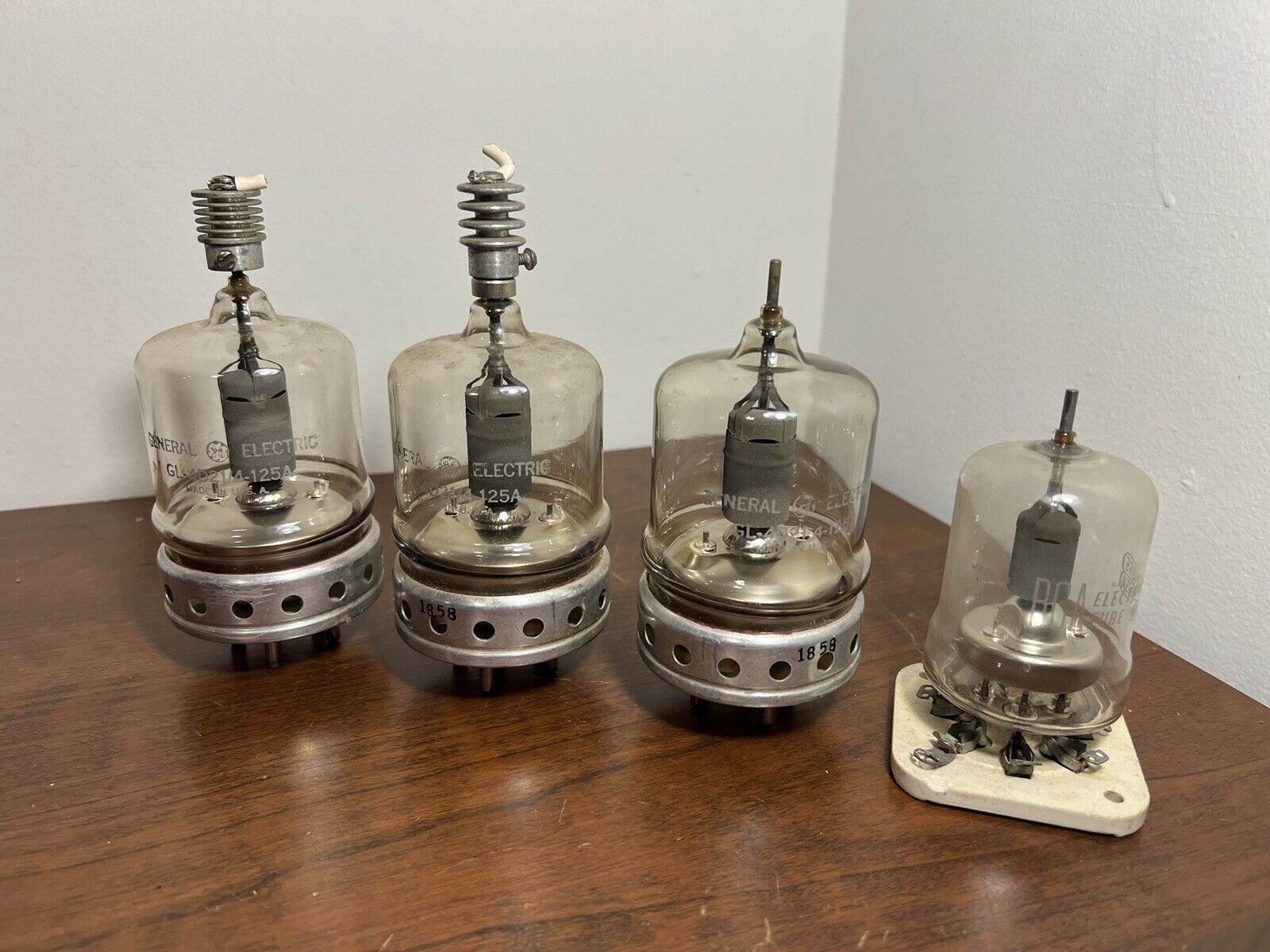 🍊Vintage General Electric Lot of 4 Vacuum Tubes | Model GL-4D21/4-125A UNTESTED