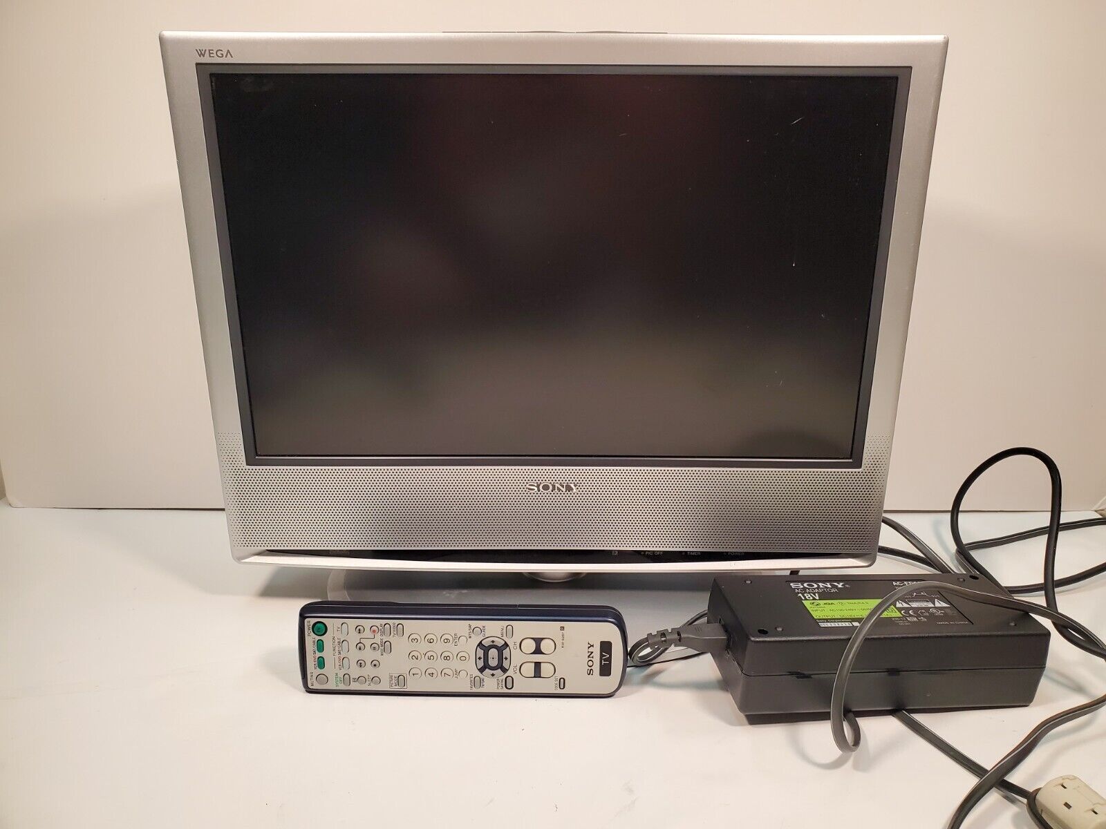 Sony Wega LCD Color TV KLV-S19A10 Tested Working with Remote 19\