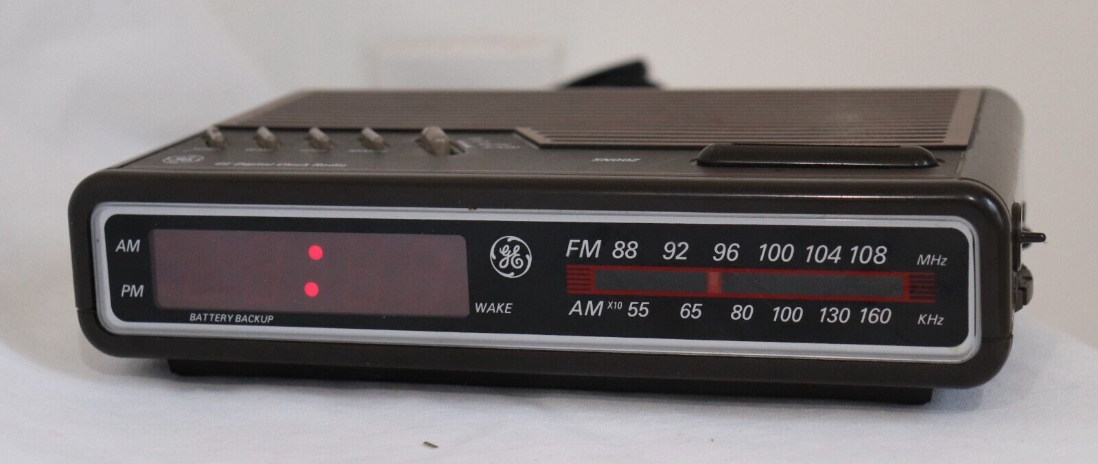 Vintage Late 80s GE General Electric Space Saver FM/AM Electronic Clock Radio