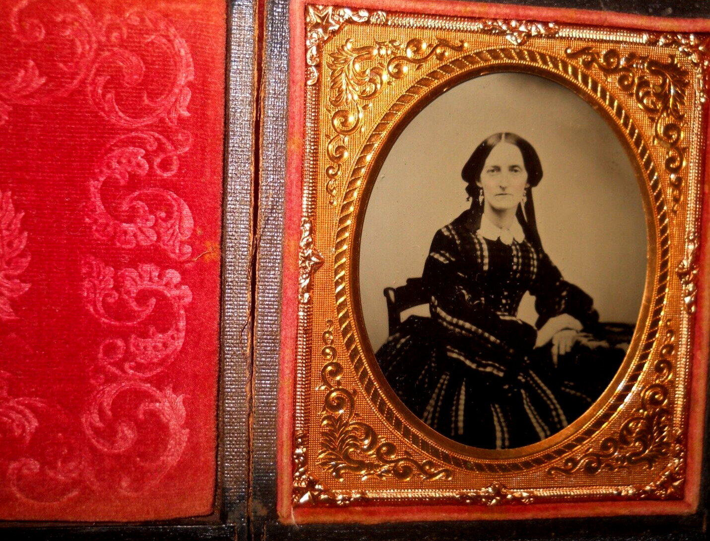 1/6th Size Ambrotype of young lady in full case, split at hinge