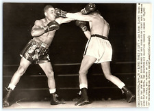 1948 JOE LOUIS PUNCH FROM PAT COMISKEY BOXING MATCH AUTHENTIC PRESS PHOTO Z1849 picture