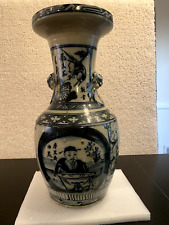 A large-size Chinese antique blue & white porcelain vase with great details picture