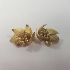 Beautiful Vintage Gold Tone Flower Clip On Earrings picture