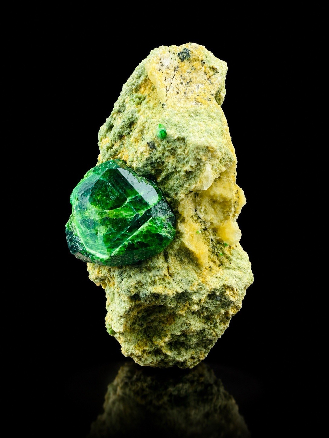 Natural Demantiod Green Garnet Beautiful Pieces Beautiful Termination 14Grams Natural Demantiod Green Garnet Beautiful Pieces Beautiful Termination 14Grams
