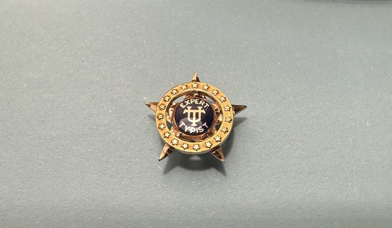 Antique 1926 10k Gold Expert Typist Pin Underwood Typewriter 2.23 grams