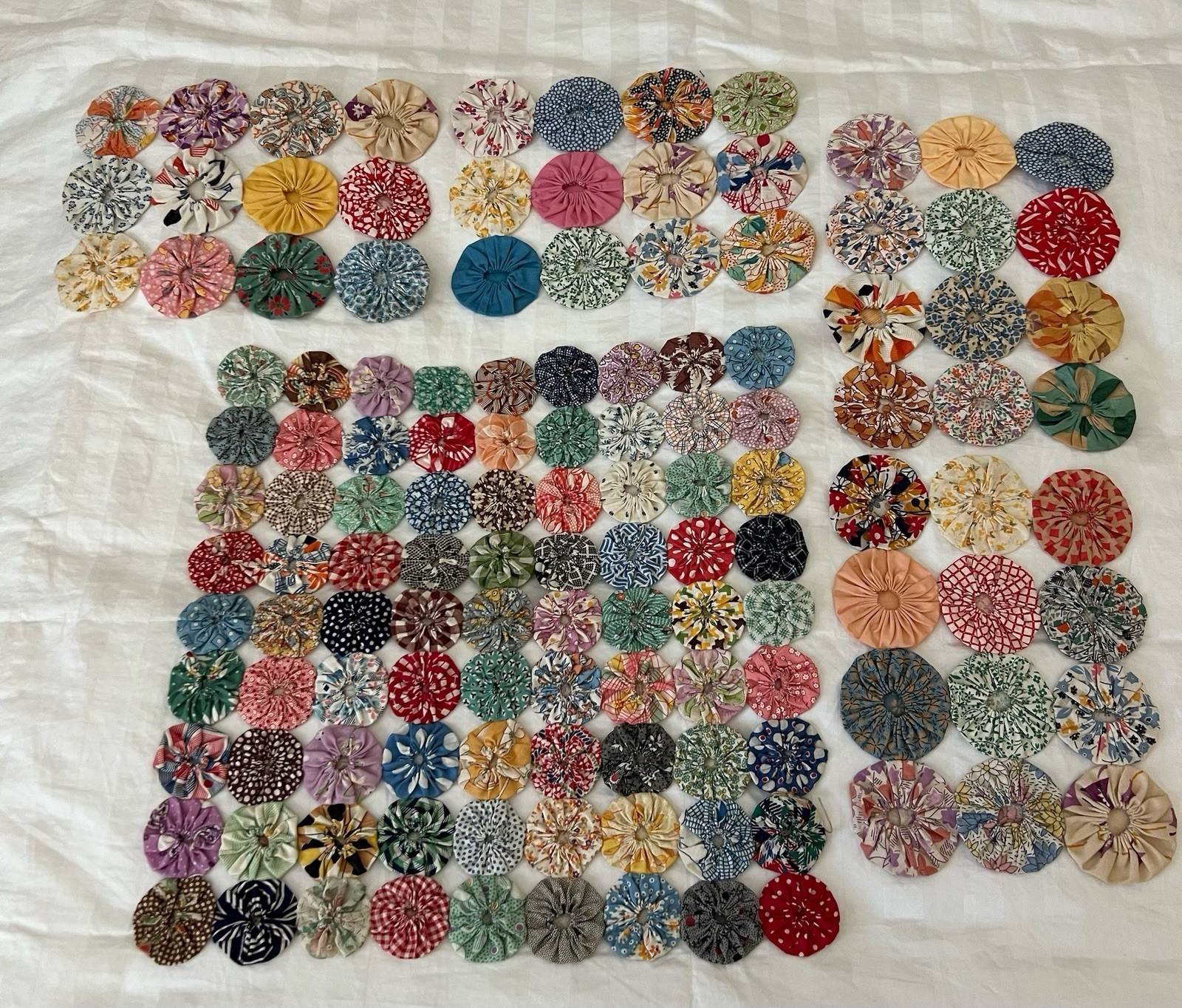 Vintage Yo Yo Quilt Blocks 4 At 9in X 6in And 1 At 14in X 14in Vintage Yo Yo Quilt Blocks 4 At 9in X 6in And 1 At 14in X 14in