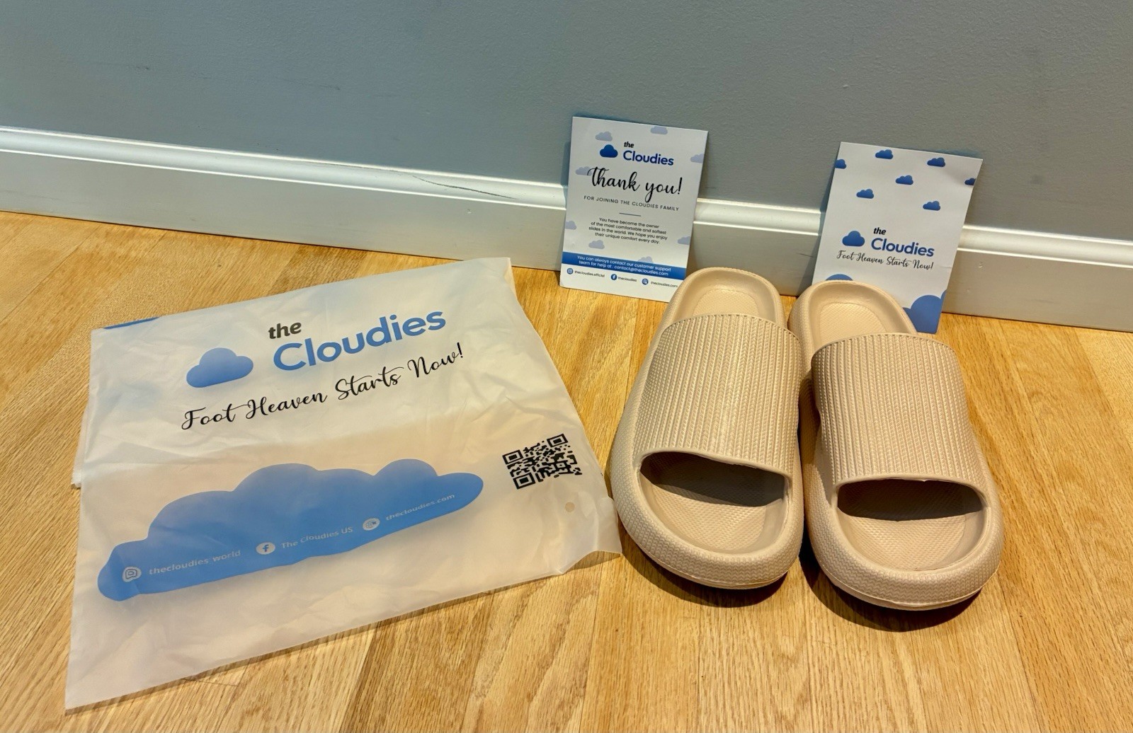 The Cloudies Womens Slides 8.5-9 Beige Slip on Sandals Comfort Support Shoes