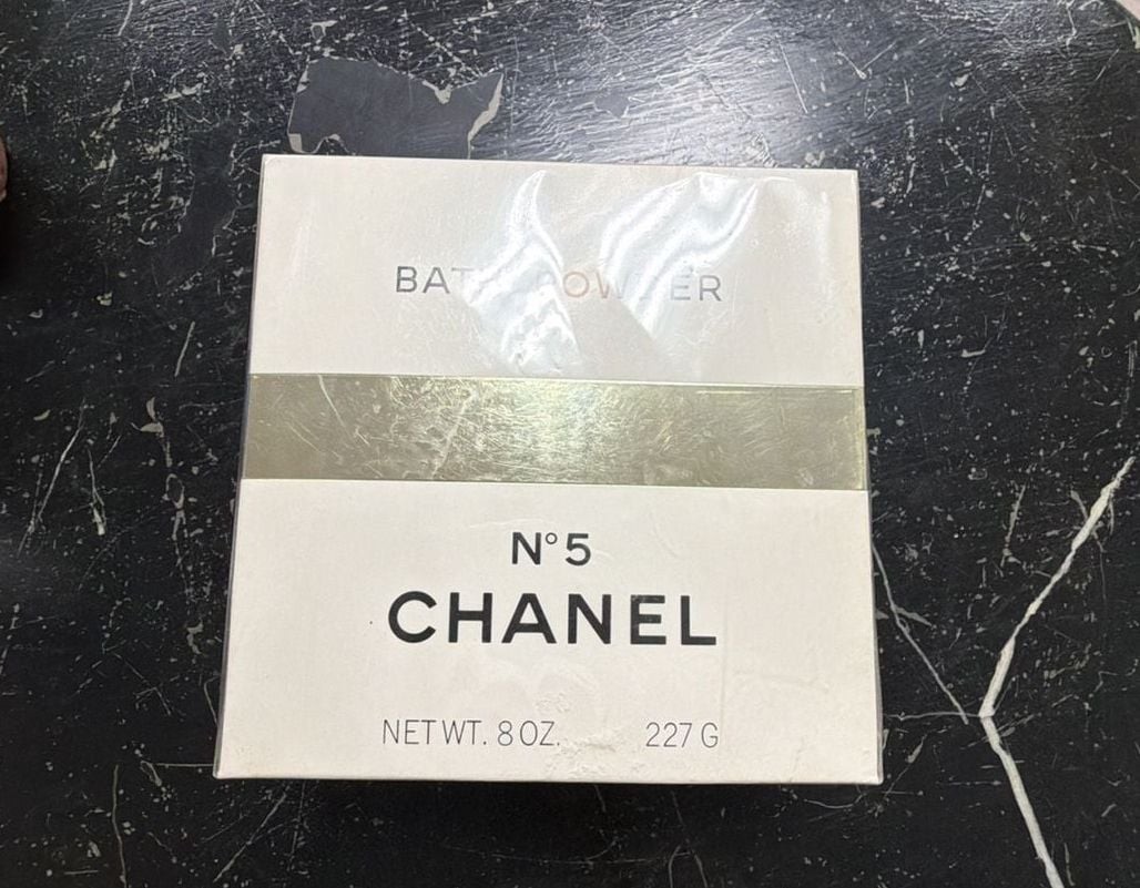 Chanel No 5 Bath Powder Size 8 oz Sealed Chanel No 5 Bath Powder Size 8 oz Sealed