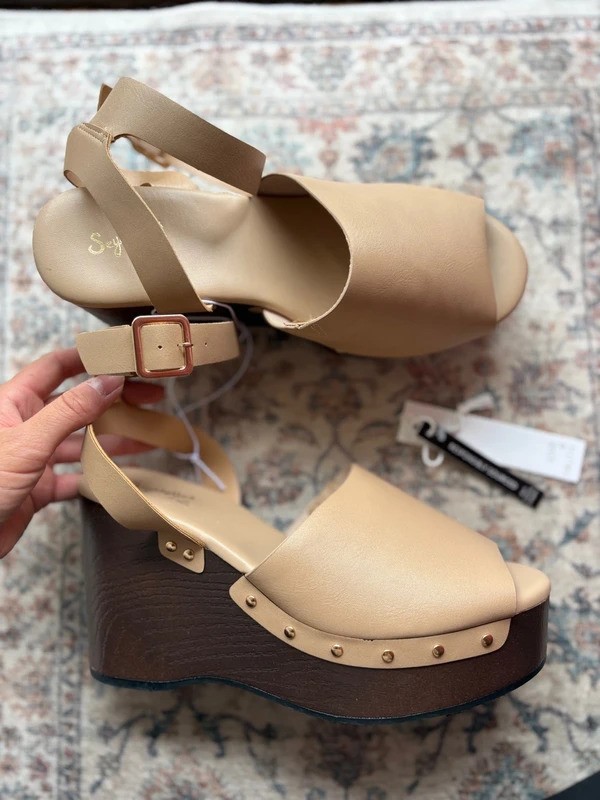 Women’s size 10 Seychelles Platform Tan Wedge Heels With Studded Detail Women’s size 10 Seychelles Platform Tan Wedge Heels With Studded Detail