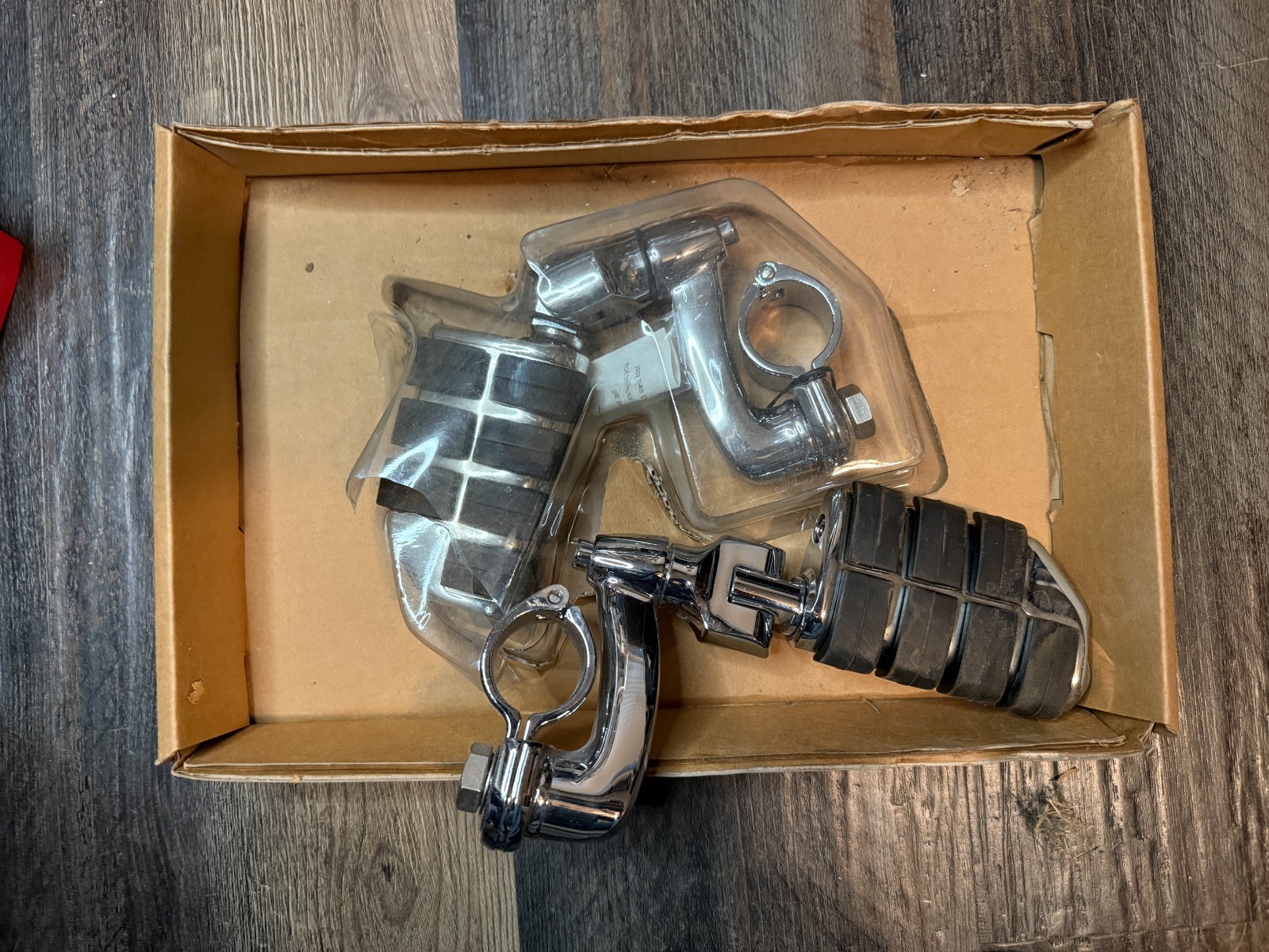 *OPEN BOX* Kuryakyn Longhorn Offset Highway Pegs (Fits 1-1/4