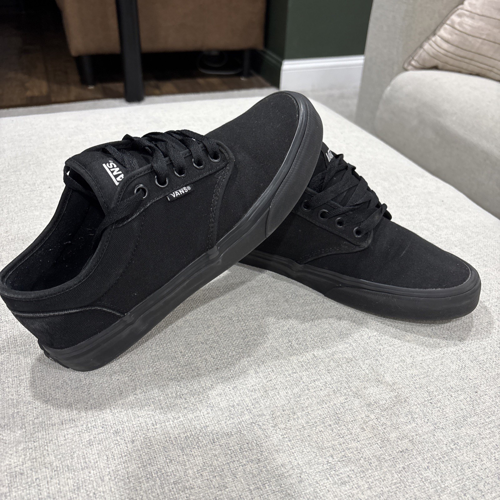 VANS Classic Men’s All Black Low-Top Lace-Up Sneakers - padded -  9.5US