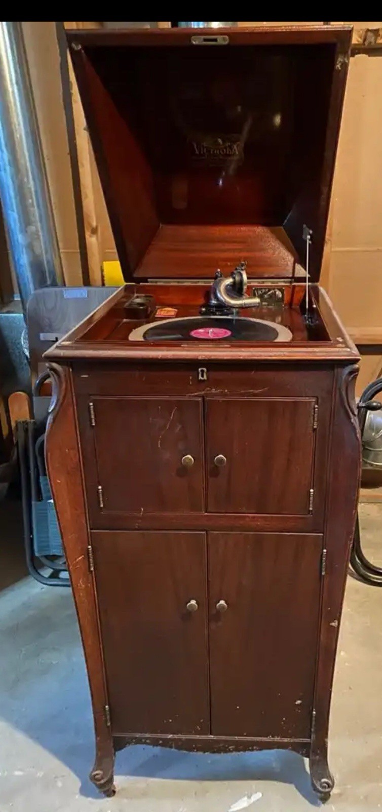 MUSIC- WOW A 1915 Victor Victrola VV-XI, a popular model MUSIC- WOW A 1915 Victor Victrola VV-XI, a popular model