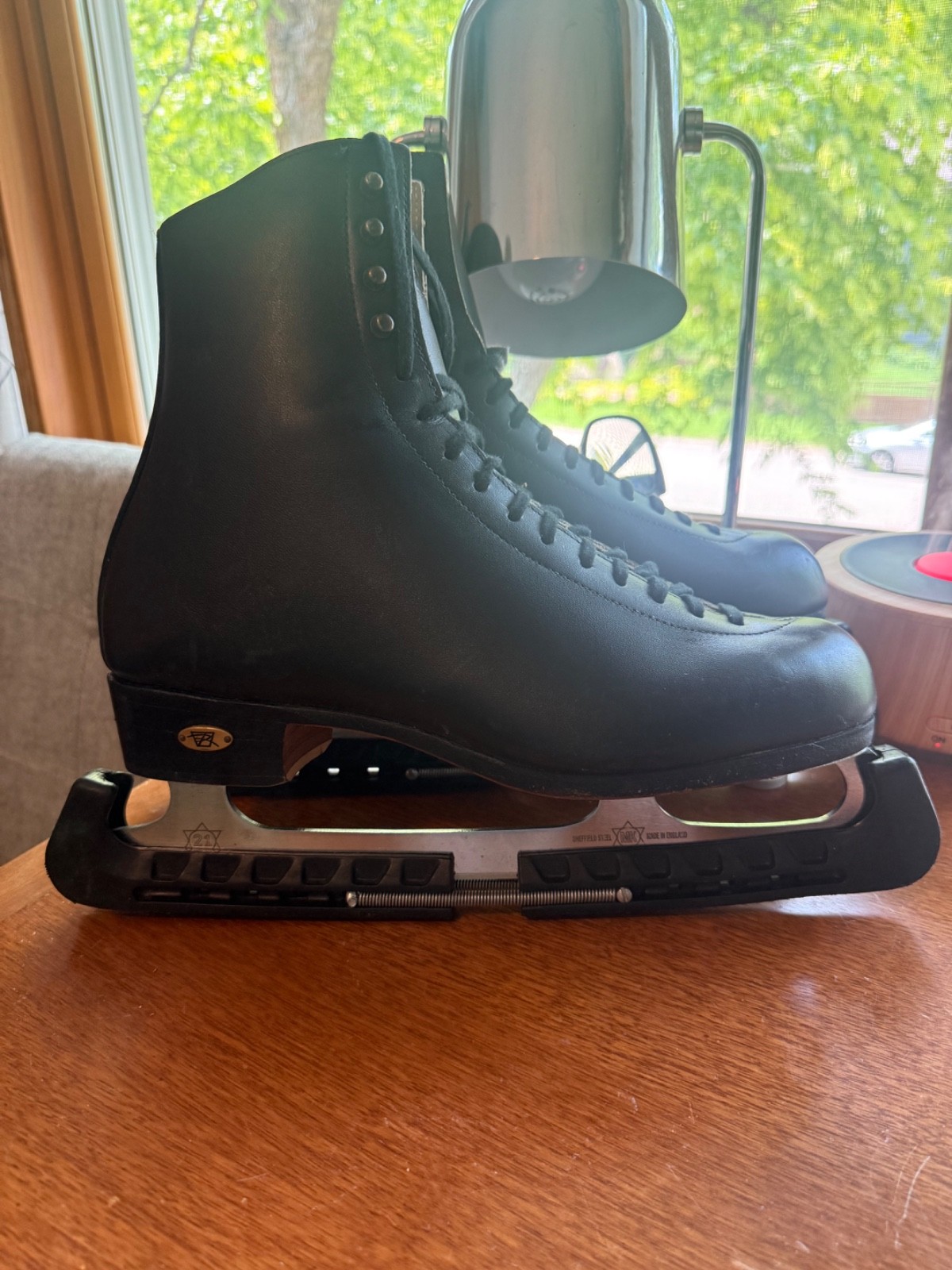 Riedell Model 320 figure skates, women\'s size 9 Wide (V)