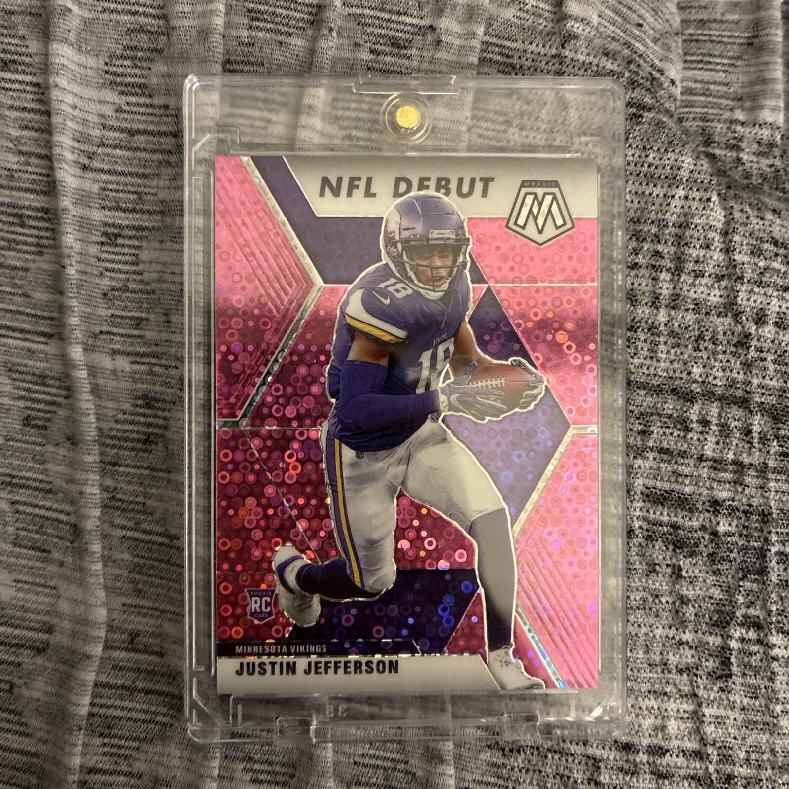 2020 Panini Mosaic NFL Debut Justin Jefferson #270 Pink No Huddle Prizm /20 (RC) 2020 Panini Mosaic NFL Debut Justin Jefferson #270 Pink No Huddle Prizm /20 (RC)