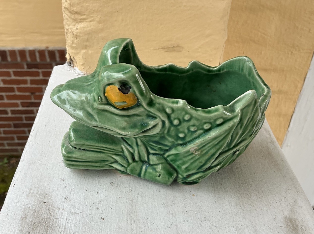 Vintage McCoy Ceramic Frog Leaf Planter Vintage McCoy Ceramic Frog Leaf Planter
