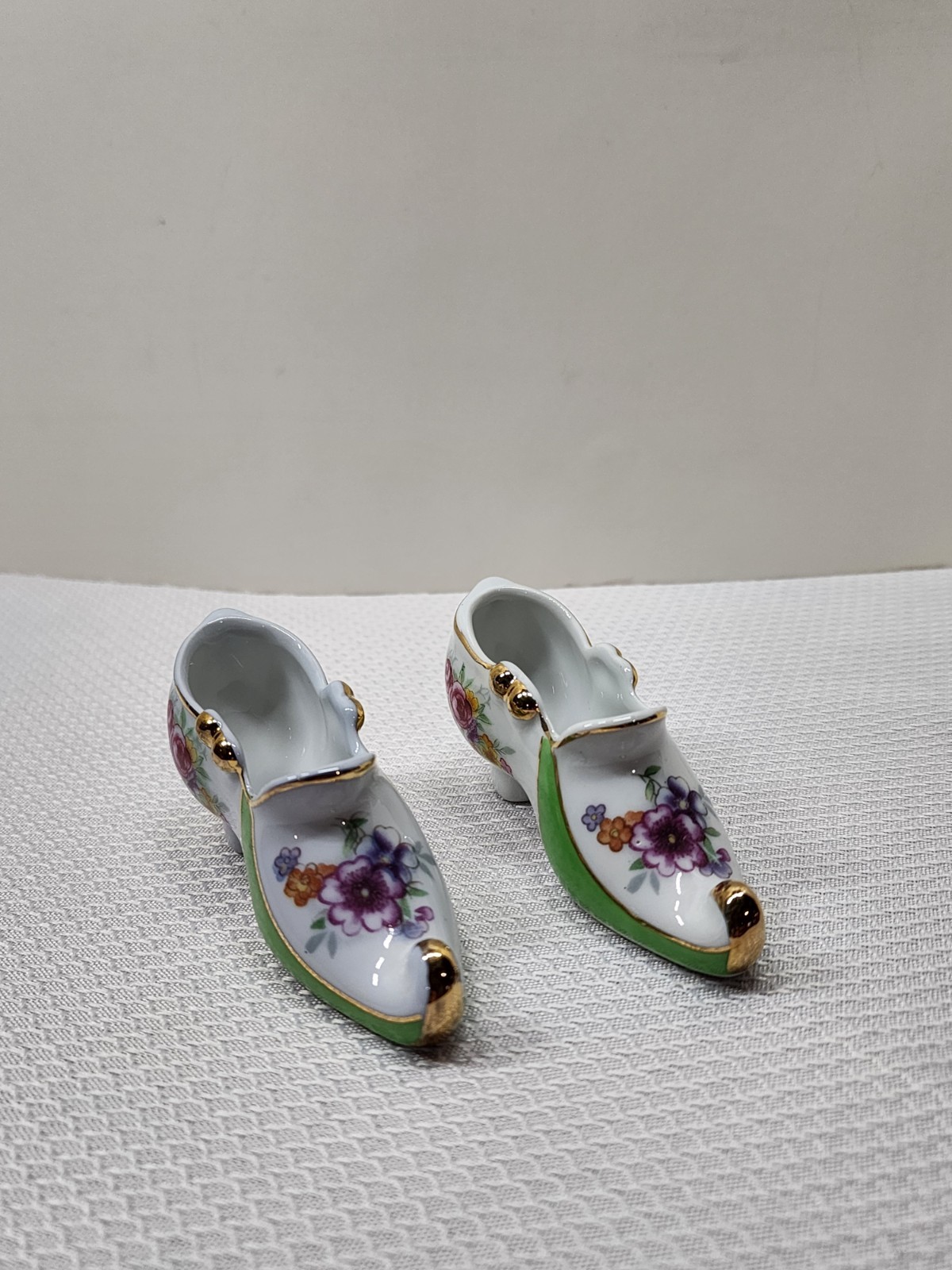 Beautiful Vintage hand painted Victorian miniature porcelain shoes Beautiful Vintage hand painted Victorian miniature porcelain shoes