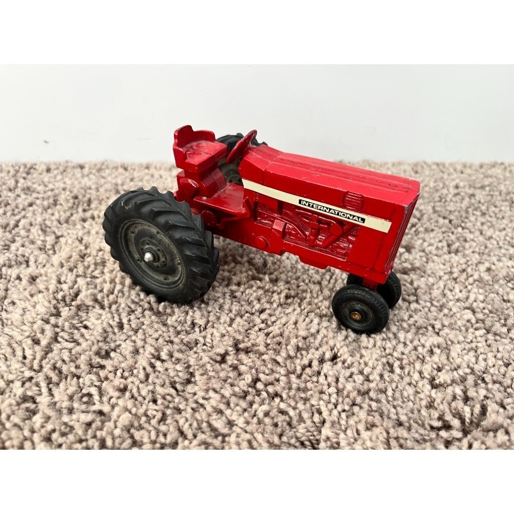International Farmall ERTL 656 Tractor Diecast Metal Red Vintage Farm Toy \'60