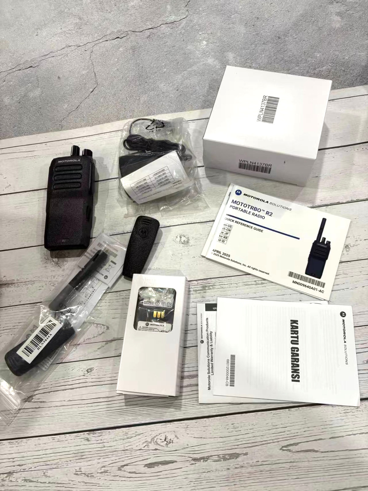 Motorola MOTOTRBO R2 UHF 400-480MHz 4W Portable 2 Way Radio Walkie Talkie (1S3-9 Motorola MOTOTRBO R2 UHF 400-480MHz 4W Portable 2 Way Radio Walkie Talkie (1S3-9