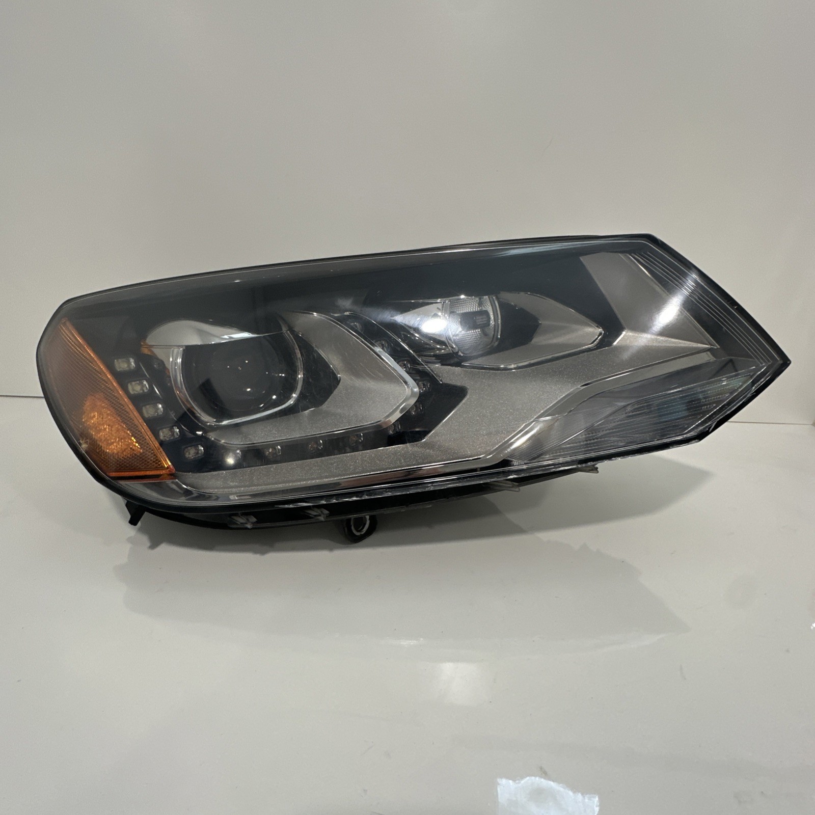 2011 - 2014 Volkswagen Touareg Passenger Right RH Xenon HID Headlight OEM