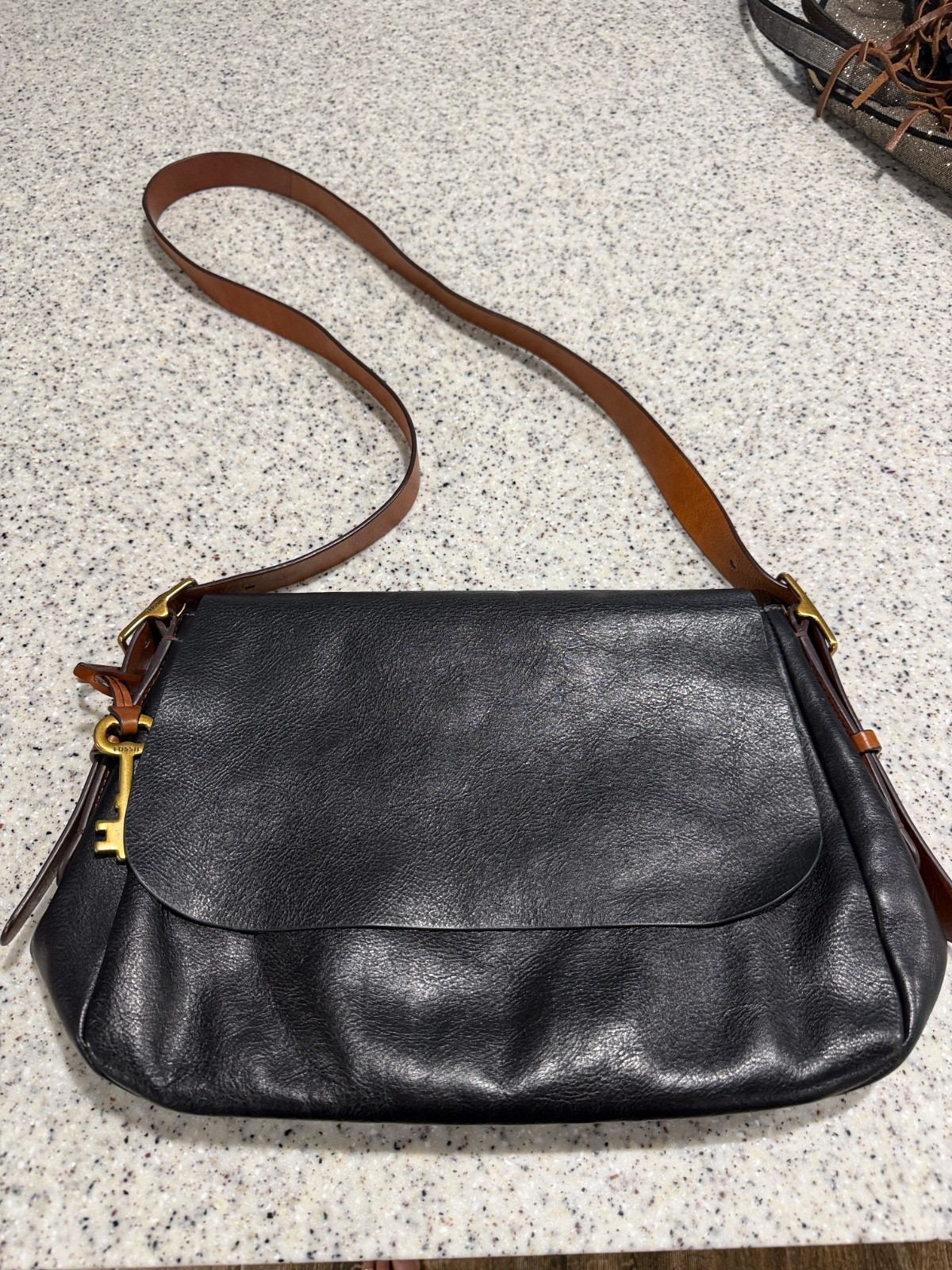 Fossil purse in mint condition. Roomy on the inside with a lot of compartments. Fossil purse in mint condition. Roomy on the inside with a lot of compartments.