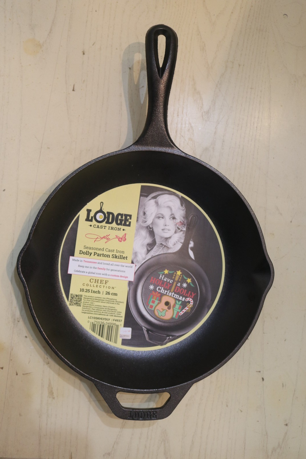 Lodge 10.25 inch Dolly Parton Have a Holly Dolly Christmas Cast Iron Skillet-NWT