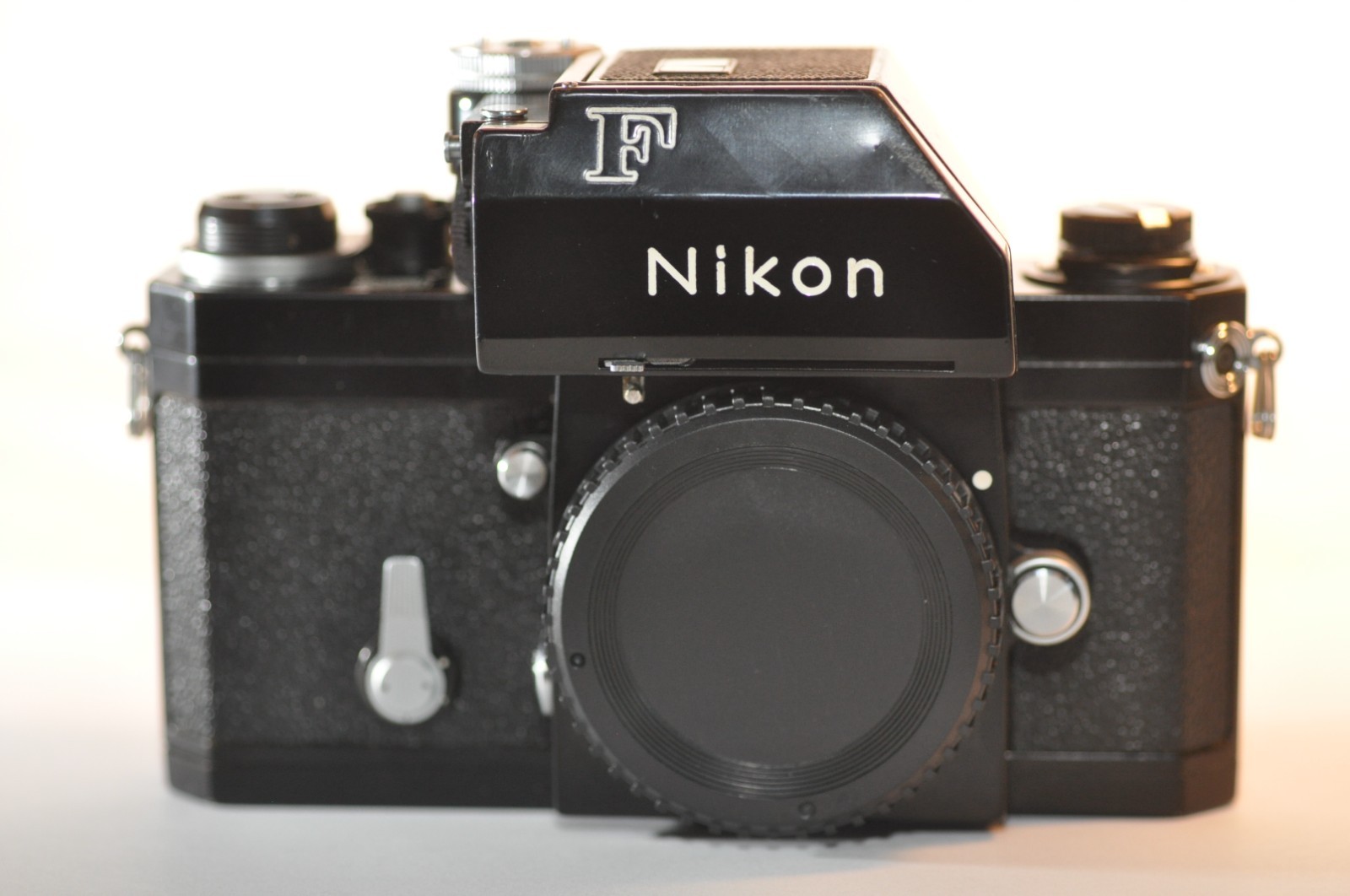 Nikon F black 35mm Film SLR camera Photomic T finder Nippon Kogaku