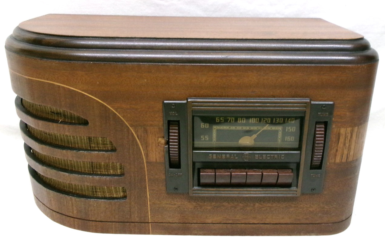 Original 1939 General Electric Model HJ-624 Tabletop Tube Radio in Oak Cabinet