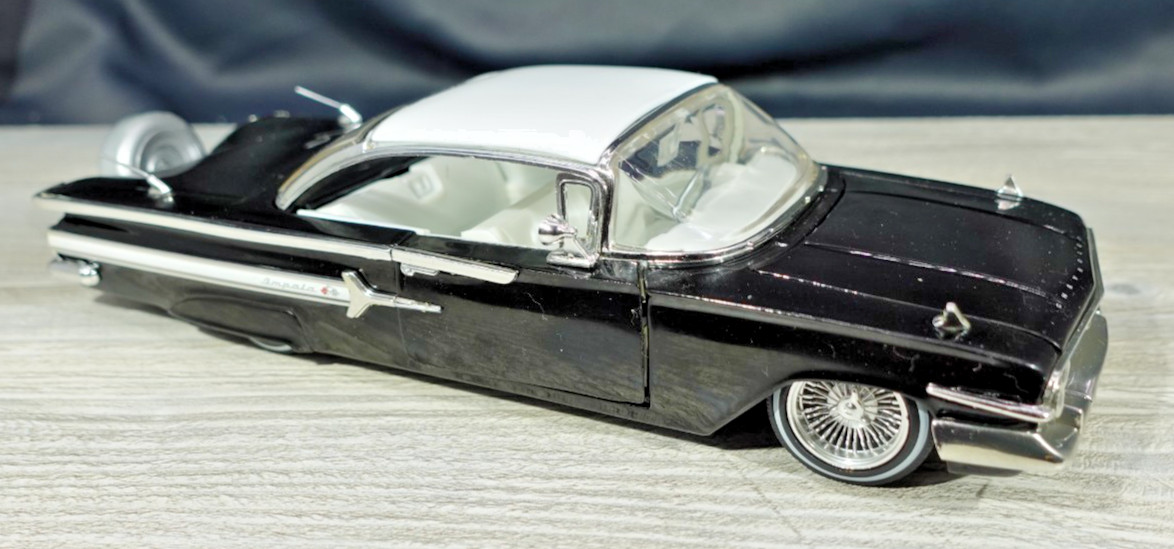 Jada Toys 1960 Chevrolet Impala Black/White 1/24