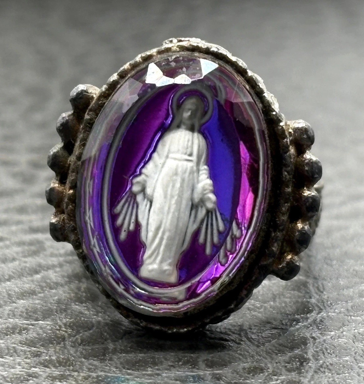 Vintage Virgin Mary Miraculous Medal Glass Cameo Iridescent Ring Silver Tone
