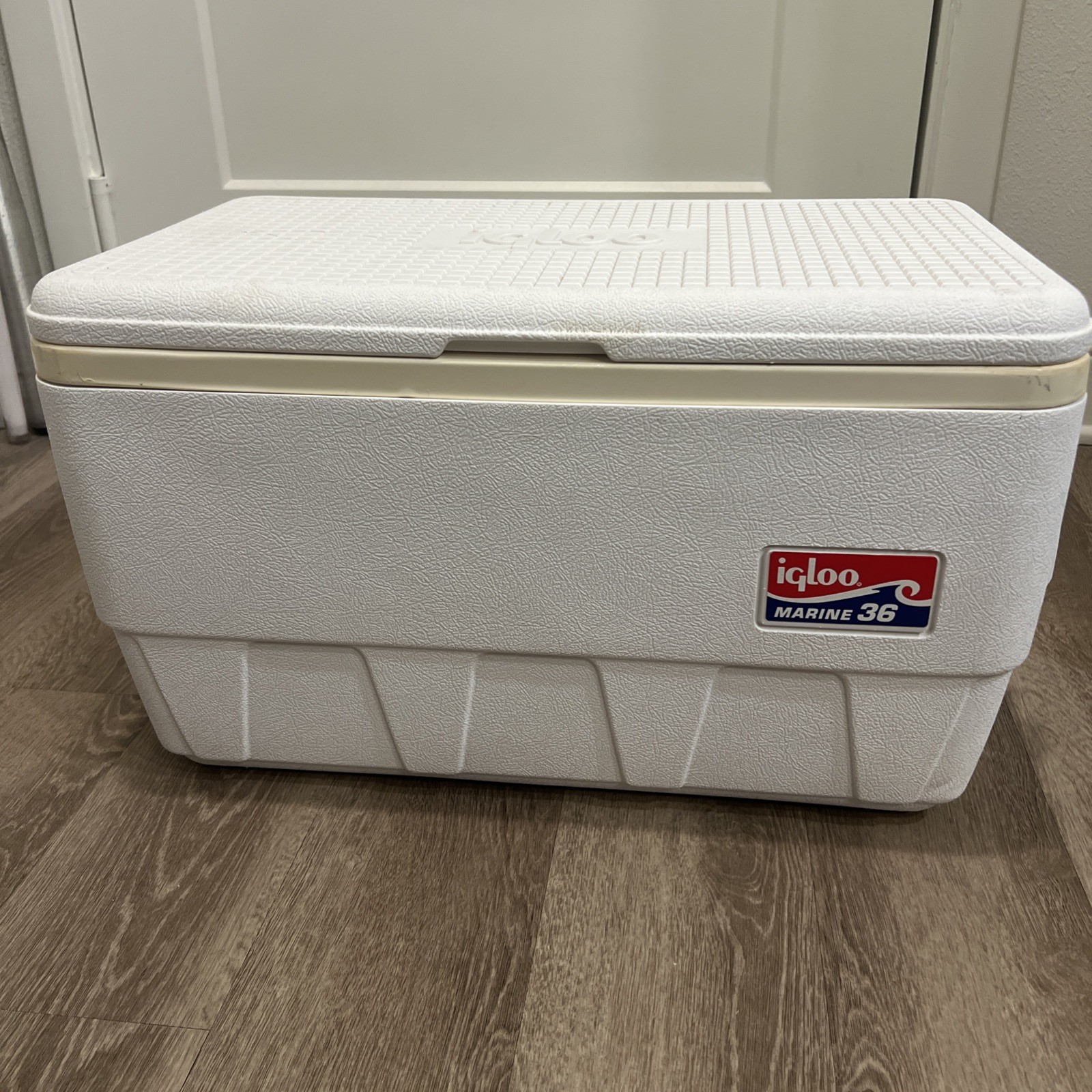Igloo Marine 36 Quart Cooler White Ice Chest Vintage Fishing Boating Camping