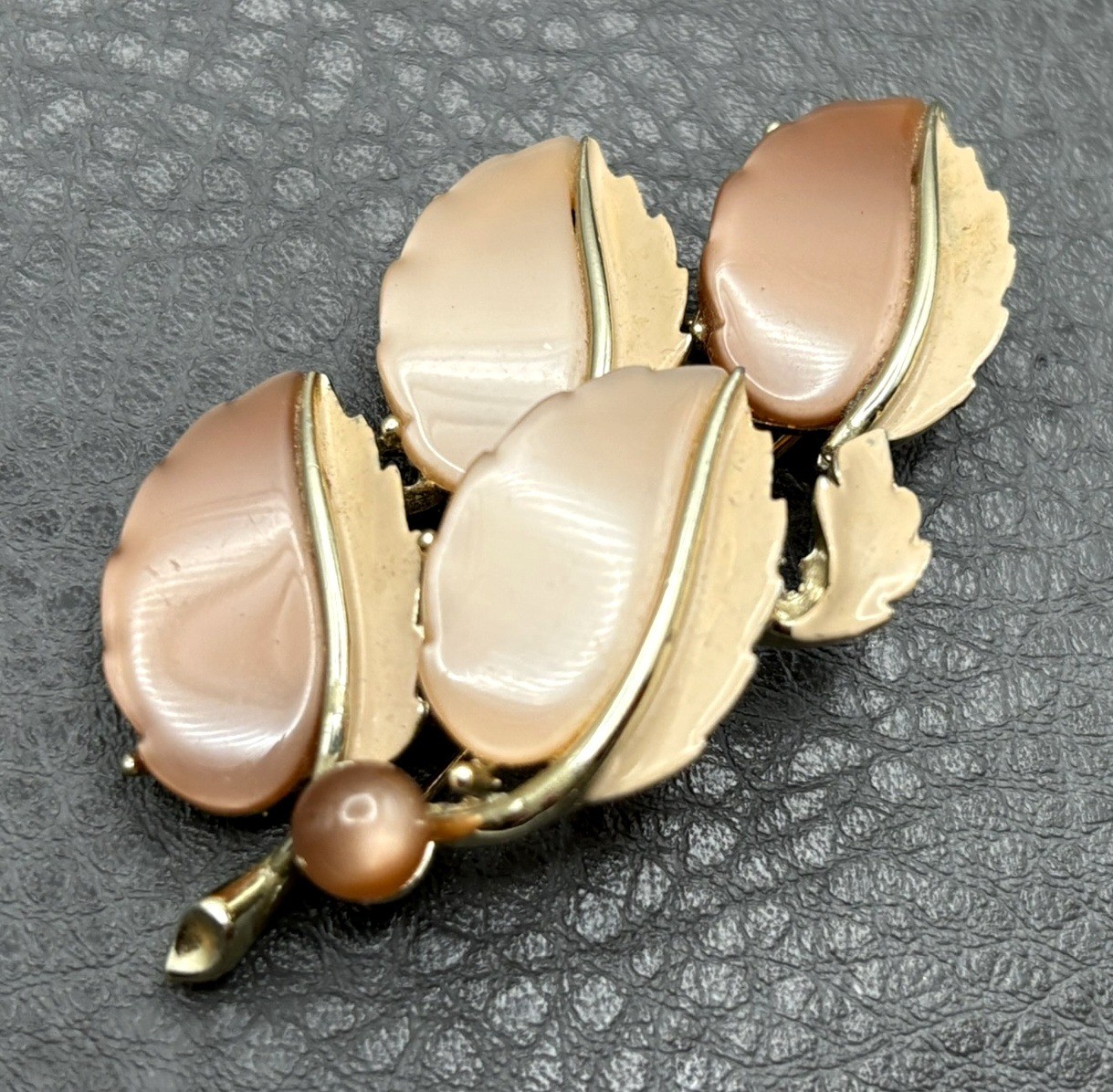 Vintage Lisner Gold Tone Brown Beige Moonglow Lucite Leaf Brooch Pin Faux Pearl Vintage Lisner Gold Tone Brown Beige Moonglow Lucite Leaf Brooch Pin Faux Pearl