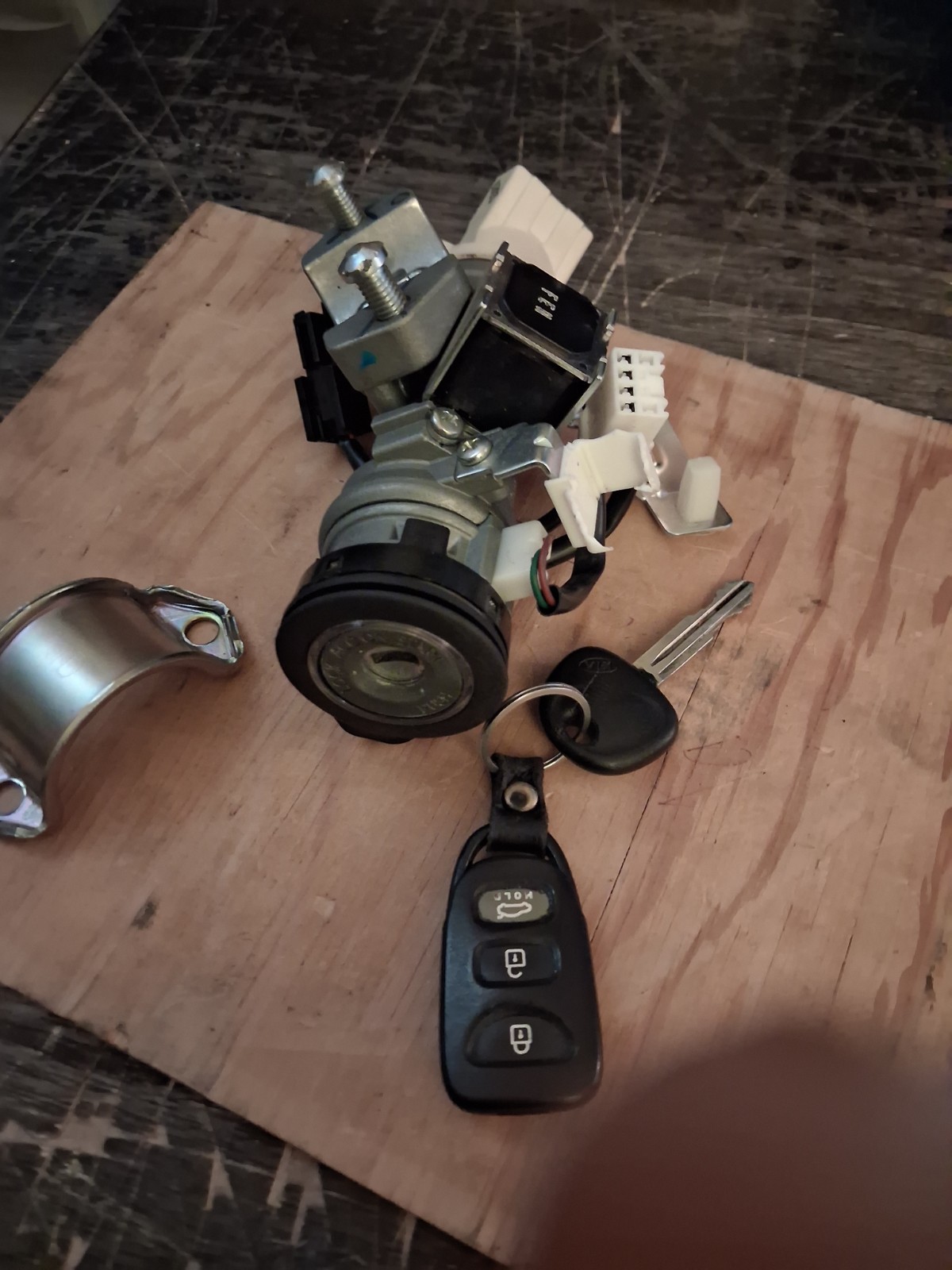 2010-2013 KIA FORTE IGNITION SWITCH LOCK CYLINDER W/KEY OEM