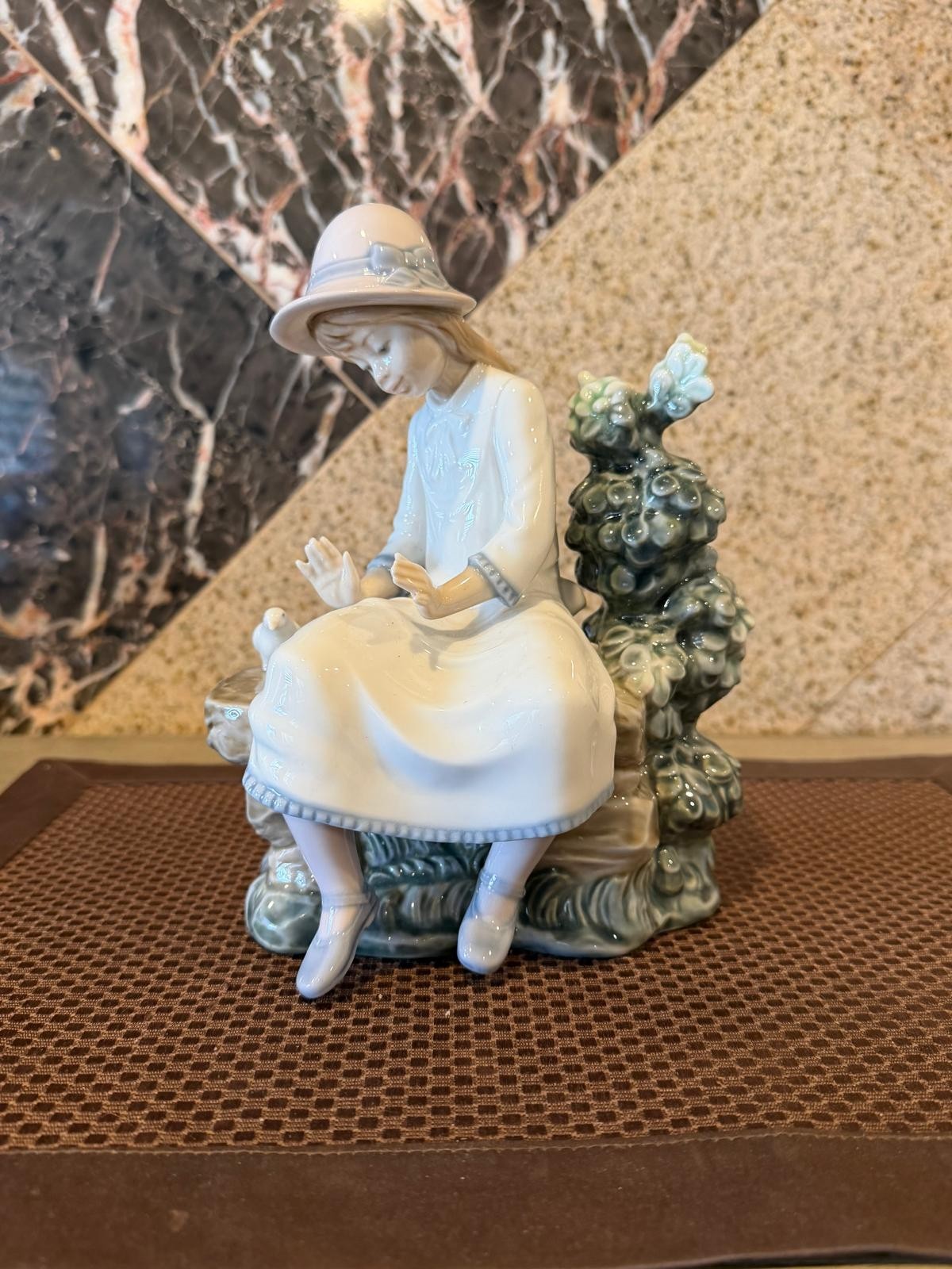 Vintage 1983 Lladro Daisa Hand Porcelain Girl & Doves Sculptures Figurine 9 Vintage 1983 Lladro Daisa Hand Porcelain Girl & Doves Sculptures Figurine 9