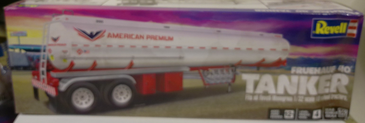 Revell #14536 1/32 SCALE Fruehauf 40\' Tanker Trailer NEW IN DAMAGED BOX