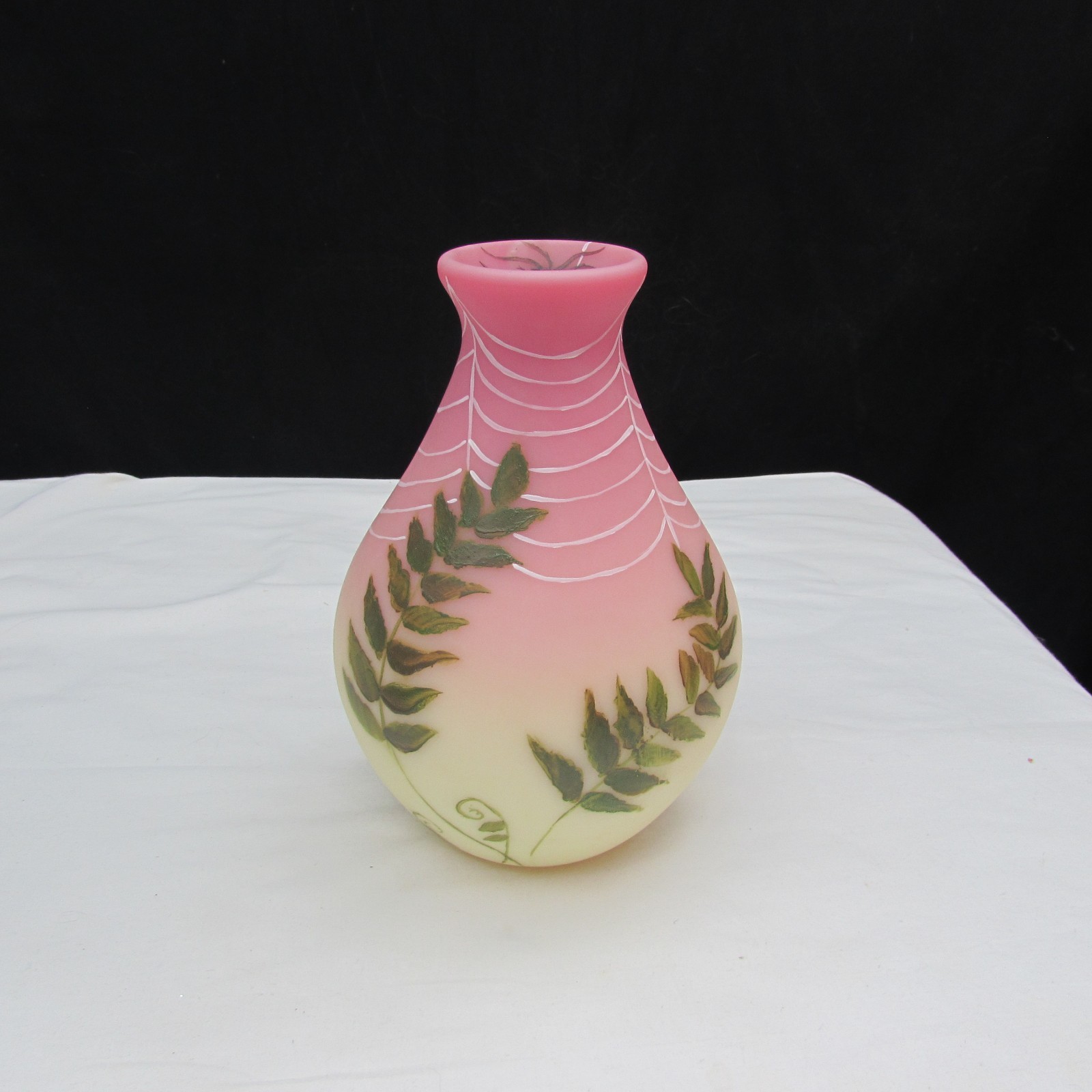 Fenton Burmese DAVE FETTY OOAK Spider & Ferns Hand Painted Vase 2003 GLOWS W130 Fenton Burmese DAVE FETTY OOAK Spider & Ferns Hand Painted Vase 2003 GLOWS W130
